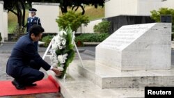 El primer ministro japonés Shinzo Abe deposita una ofrenda floral en el Cementerio Nacional Memoral del Pacífico en Punchbowl, Honolulú, Hawái. 