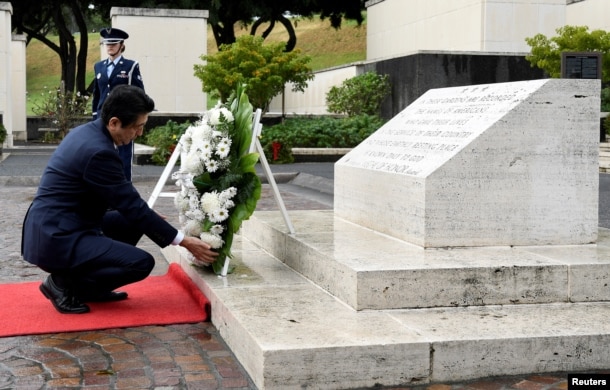Şinzo Abe Honolulu'daki Ulusal Anıt Mezarlığı'na çelenk bırakırken