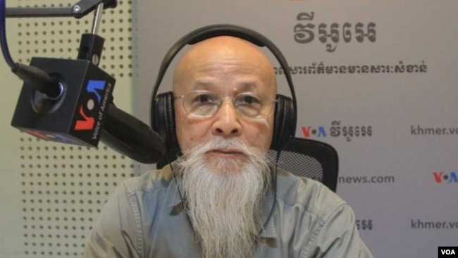 រូបឯកសារ៖ លោកបណ្ឌិត ឡៅ ម៉ុងហៃ អ្នកវិភាគនយោបាយខ្មែរ បានចូលមកបកស្រាយលើប្រធានរឿងនេះ ជាមួយនឹងលោក អូន ឆេងប៉រ នៃVOA ក្នុងកម្មវិធី Hello VOA កាលពីរាត្រីថ្ងៃទី១ ខែសីហា ឆ្នាំ២០១៩។ (លឹម សុធី/VOA)