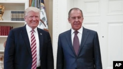 President Donald Trump meets with Russian Foreign Minister Sergey Lavrov, right, at the White House in Washington, May 10, 2017. (Russian Foreign Ministry photo via AP) 