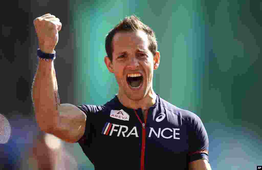Renaud Lavillenie de France célèbre sa médaille d&#39;or au saut à la perche masculin au cours des Championnats d&#39;Europe d&#39;athlétisme à Zurich, en Suisse, le samedi 16 août 2014.