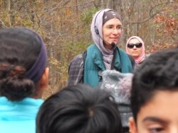 Sevim Kalyoncu, Direktur Eksekutif Green Muslims, berbicara kepada para remaja dalam sebuah kegiatan cinta lingkungan di sebuah taman kota (foto: courtesy).