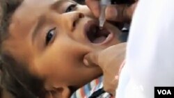 Một em nhỏ được cho uống chủng ngừa bại liệt ở Rawalpindi, Pakistan.