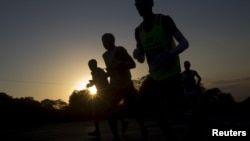Des coureurs prennent part aux 'Comrades Marathon' (Marathon des camarades), en Afrique du Sud.