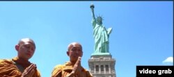 Biksu Sutham Nateetong di depan Patung Liberty, New York. (Photo: videograb)