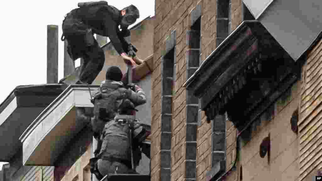 Les forces d&#39;intervention spéciales belges montent sur un toit lors d&rsquo;une perquisition à Molenbeek, à Bruxelles, 16 novembre 2015.&nbsp;