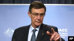 The chief coordinator of the Joint Agency Coordination Center Retired Australian Air Chief Marshal Angus Houston speaks at a press conference about search operations for missing Malaysia Airlines Flight 370, Perth, Australia, April 9, 2014.