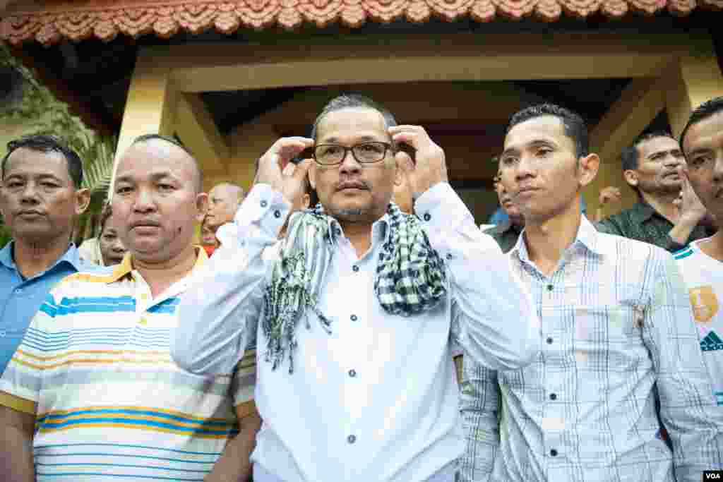 Activists and members of the opposition party gives interview to reporters after receiving blessing by monks in Wat Chas on 28th August, 2018 2018 in Phnom Penh, Cambodia. (Tum Malis/VOA Khmer)