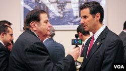 Γιώργος Μπίστης (αριστερά), John Sarbanes (δεξιά)