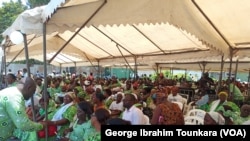 Les militants réunis à Abidjan pour fêter les 73 ans du PDCI, en Côte d'Ivoire, le 9 avril 2019. (VOA/George Ibrahim Tounkara)