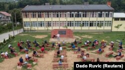 Mirza Begovic mengajar sebuah kelas di sebuah sekolah dasar di ruang kelas terbuka, sebelum dimulainya tahun ajaran di tengah wabah Covid-19, di Kacuni, Bosnia dan Herzegovina, 8 September 2020. (Foto: REUTERS/Dado Ruvic)