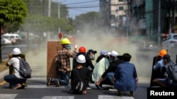 仰光警察向示威民众发射催泪瓦斯。（路透社2月27日照片）