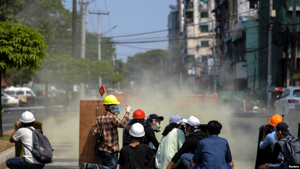 仰光警察向示威民众发射催泪瓦斯。（路透社2月27日照片）(photo:VOA)