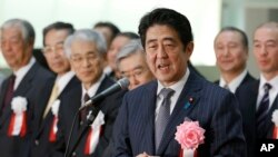 PM Jepang Shinzo Abe berbicara di depan para pengusaha Jepang di Tokyo Stock Exchange akhir tahun lalu (foto: dok). 