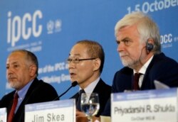 Ketua IPCC Hoesung Lee (tengah) bersama para anggota panel IPCC (foto: dok).