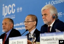 Intergovernmental Panel on Climate Change, IPCC, Chair Hoesung Lee, center, speaks during a press conference in Incheon, South Korea, Monday, Oct. 8, 2018.