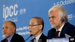 Hoesung Lee (tengah), Ketua Panel Antarpemerintah tentang Perubahan Iklim berbicara kepada media (8/10).