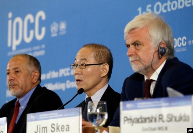 Ketua IPCC Hoesung Lee (tengah) bersama para anggota panel IPCC (foto: dok).