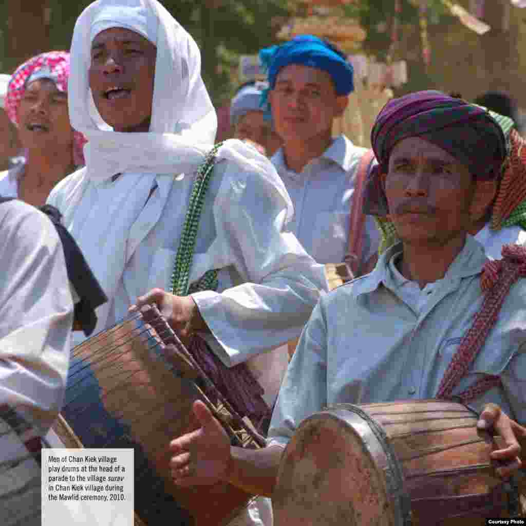 Men of Chan Kiek village play drums at the head of a parade to the village surav in Chan Kiek village during the Mawlid ceremony, 2010.(Courtesy photo of DC-Cam)
