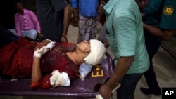 Rafida Ahmed, istri blogger Bangladesh Amerika terkenal, Avijit Roy dilarikan ke rumah sakit setelah menghadapi serangan yang menewaskan suaminya di Dhaka, Bangladesh (25/2). (AP/Rajib Dhar)