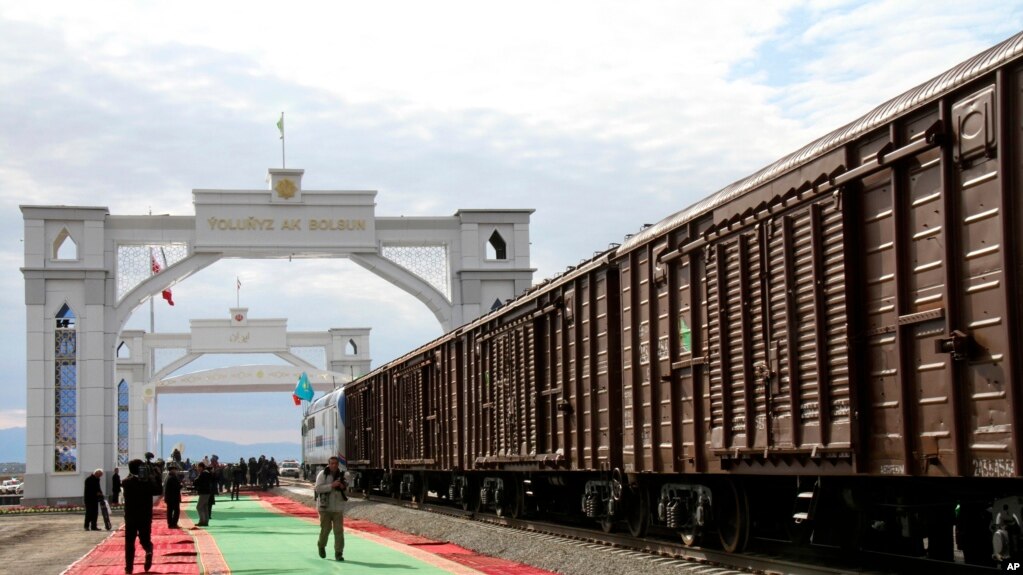 资料照片：伊朗和土库曼斯坦之间的火车货运服务（2014年12月3日）
