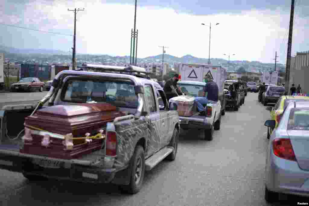 Los vehículos que transportan ataúdes están alineados afuera de un cementerio tras el anuncio del gobierno de Ecuador de que estaba construyendo un &quot;campamento especial&quot; en Guayaquil para víctimas del coronavirus.