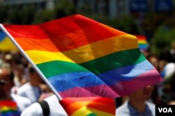 Bendera pelangi, umumnya dikenal sebagai bendera LGBT, terlihat saat parade pertama Kebanggaan Gay di Skopje, Makedonia Utara, 29 Juni 2019. (Foto: REUTERS/Ognen Teofilovski)