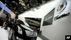 Sebuah mobil Cadillac XTS dipamerkan dalam Pameran Internasional Industri Otomotif di Shanghai, China (Foto: dok).