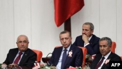 (Soldan sağa) Cemil Çiçek, Başbakan Recep Tayyip Erdoğan, Zafer Çağlayan, Bülent Arınç Meclis'teki yemin töreninde (28 Haziran 2011)