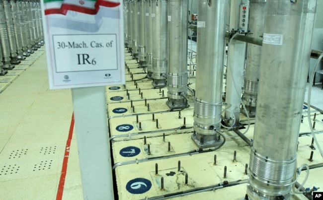 Mesin centrifuge terlihat di fasilitas pengayaan uranium Natanz di Iran tengah, 5 November 2019. (Organisasi Energi Atom Iran via AP)