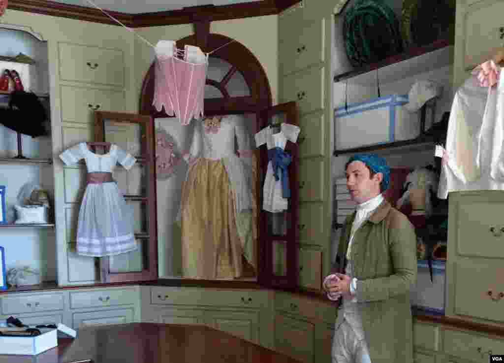 Toko&nbsp;Millinery di Colonial Williamsburg menawarkan pakaian dan aksesori dari era kolonial. 