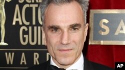 Daniel Day-Lewis berpose setibanya di Shrine Auditorium, Los Angeles 27 Januari 2013. Day-Lewis meraih penghargaan sebagai aktor terbaik dalam ajang penghargaan tahunan ke-19 Screen Actors Guild Awards (SAG) ini. (Photo by Matt Sayles/Invision/AP)