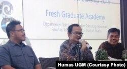 Adityo Hidayat (kiri) dan Prof Nizam (tengah) dalam paparan beasiswa digital Kemenkominfo (courtesy: Humas UGM)