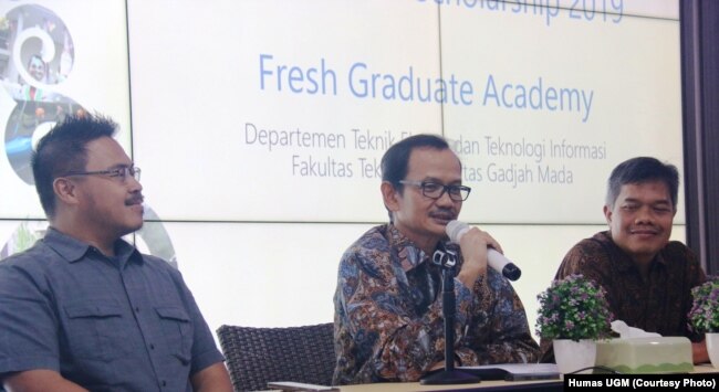 Adityo Hidayat (kiri) dan Prof Nizam (tengah) dalam paparan beasiswa digital Kemenkominfo (courtesy: Humas UGM)