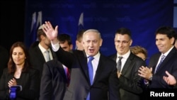 PM Israel Benyamin Netanyahu melambaikan tangan ke para pendukungnya di kantor pusat partai Likud di Tel Aviv (Foto: dok). Partai Likud akan mengumumkan pemerinahan koalisi untuk Israel, Kamis (14/3).