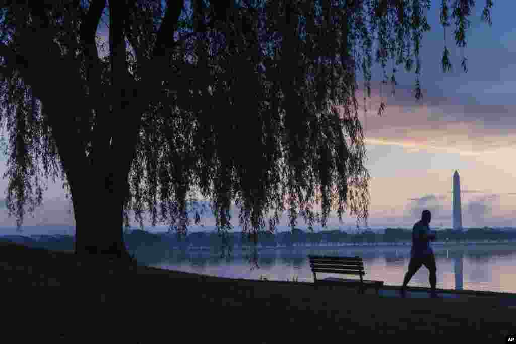 دویدن این آقا به هنگام طلوع آفتاب از کنار رودخانه پوتومک در پایتخت آمریکا
