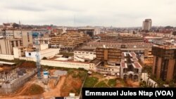 Le centre-ville subi aussi les fortes perturbations dans la distribution du courant électrique, à Yaoundé, le 15 août 2019. (VOA/Emmanuel Jules Ntap)