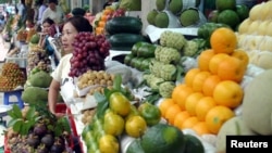 资料照片：越南胡志明市的一个水果摊位。(2006年7月12日）