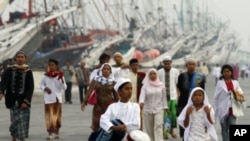 Indonesian Muslims walk to attend Eid al-Fitr prayers that marks the end of the holy fasting month of Ramadan at Sunda Kelapa port in Jakarta, Indonesia, August 31, 2011