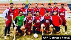 تیم ملی فوتبال ساحلی افغانستان که روانۀ مالیزیا است