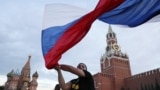 Một cổ động viên Nga vẫy quốc kỳ tại Quảng trường Đỏ.