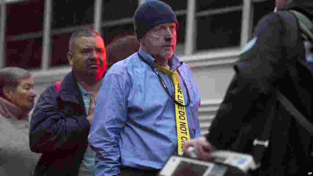 Un homme porte une cravate indiquant que la police a fait une barrière et une zone de contrôle après avoir été évacués d&#39;un tunnel de métro enfumé à Washington, lundi 12 janvier 2015. &nbsp;