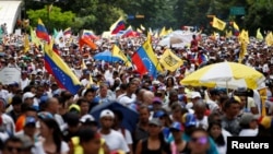 Para pendukung oposisi Venezuela menuntut pemilihan presiden ulang dalam aksi di Caracas hari Kamis (1/9).