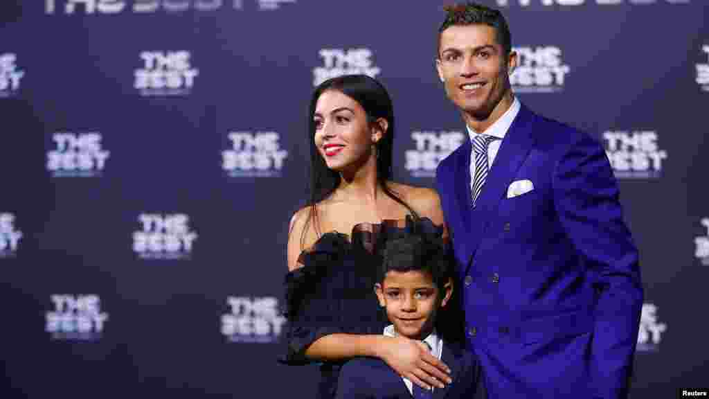Cristiano Ronaldo, son fils Cristiano Ronaldo Jr et Georgina Rodriguez arrivent à la cérémonie, à Zurich, le 9 janvier 2016.