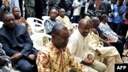 Gilbert Diendéré et Djibrill Bassolé et d'autres accusés lors de leur procès à Ouagadougou, le 27 avril 2017.