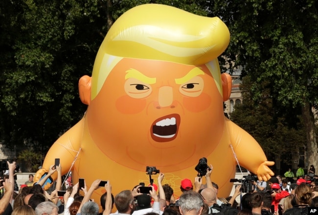 Un globo de seis metros de alto representando un bebé gritando en referencia al presidente de EE.UU. Donald Trump durante protestas en Londres el viernes, 13 de julio de 2018.