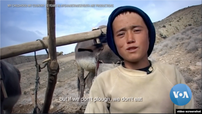 Salah satu adegan dalam film dokumenter besutan Phil Grabsky "My Childhood, My Country: 20 Years in Afghanistan" (VOA)