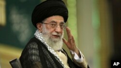 El lider supremo de Irán, Ali Khamenei, está El líder supremo de Irán, Ali Khamenei, está seguro que las potencias occidentales no han logrado someter a Irán en las negociaciones sobre su programa nuclear.