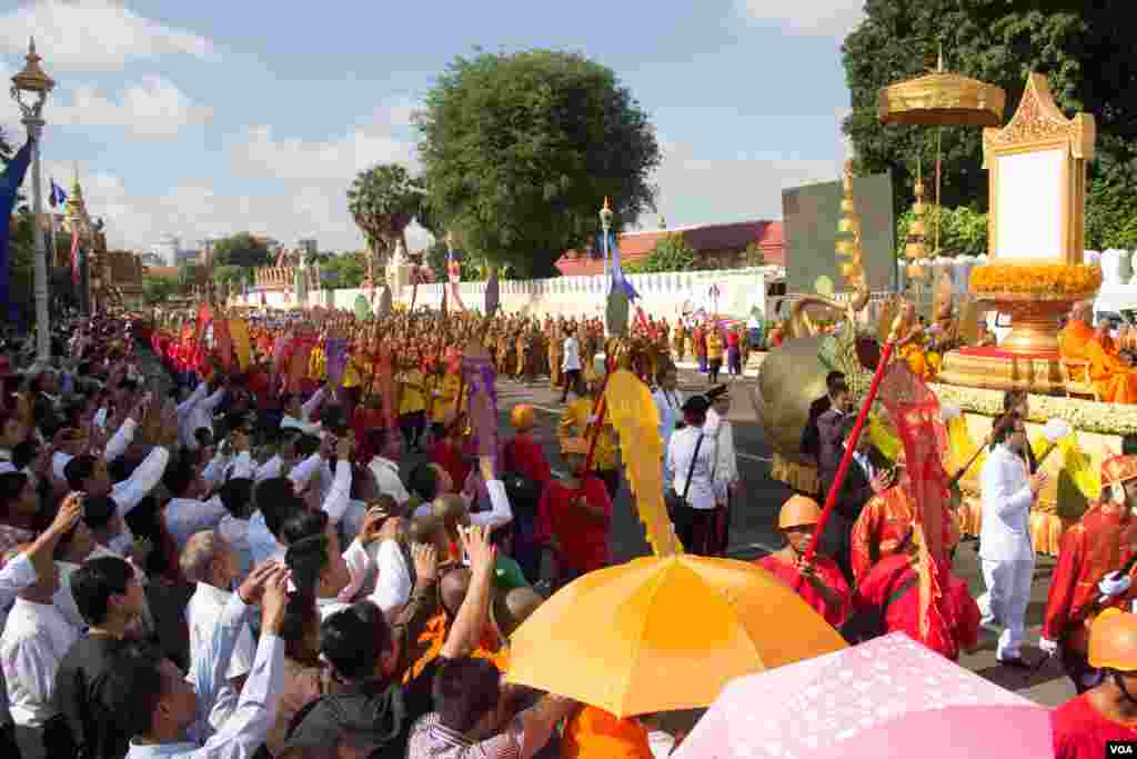 ប្រជាជន​កម្ពុជា​ដែល​ចូល​រួម​ក្នុង​ព្រះ​រាជ​ពិធី​ដង្ហែ​ព្រះ​រាជ​គោរមងារ​កិត្តិយស​ &quot;ព្រះស្រីលោកធម្មិករាជ&quot; ថ្វាយ​ព្រះ​មហាក្សត្រ​សម្ដេច​ព្រះ​បរម​នាថ​ នរោត្ដម​ សីហមុនី​ ព្យាយាម​ថត​រូប​ព្រះ​ទីនាំង​ នា​ព្រឹក​ថ្ងៃ​ទី​៣​ មិថុនា​ ២០១៥​​ នៅ​មុខ​ព្រះ​បរម​រាជ​វាំង។