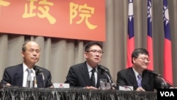 台湾行政院经贸主官举行记者会 说明中韩FTA对台湾的冲击（美国之音许波拍摄）